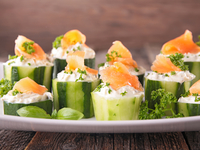 Канапе из огурцов с лососем и сыром