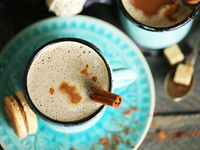 Кофе со взбитыми сливками и ликером