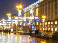 "Живые" витрины в Киеве: как помощники Санты заворачивают подарки