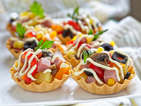 Новогодний салат в тарталетках