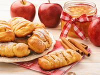 Косичка из слоеного теста с яблоками