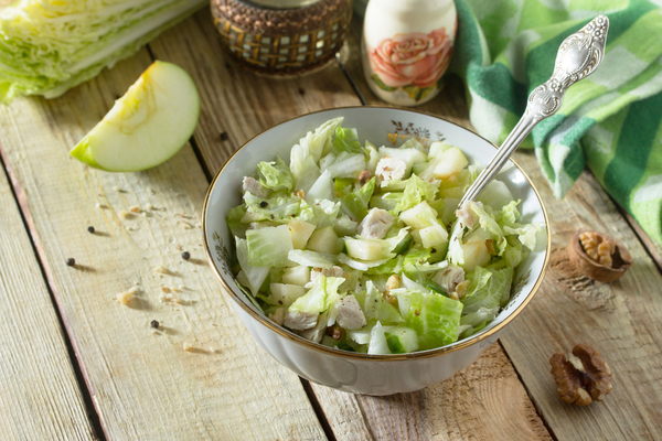 Рождественские рецепты салатов: три идеи с курицей и яблоком