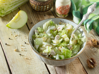 Рождественские рецепты салатов: три идеи с курицей и яблоком