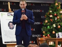 Дмитрий Шепелев показал, как учил сына кататься на катке