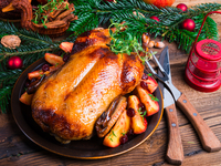 Запеченная утка с яблоками и клюквой