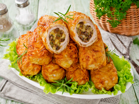 Мясные рулетики с грибами и сыром