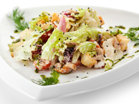 Рождественский салат из копченой форели с сухариками