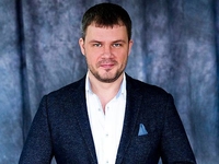 Известному украинскому продюсеру облили ядом дверь