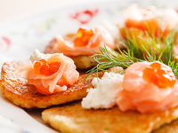 Картофельные блинчики с копченым лососем