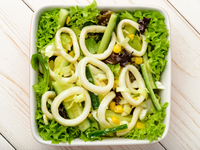 Салат из кальмаров: три вкусные идеи