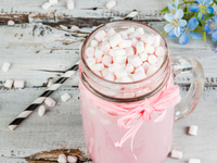 Розовый горячий шоколад на День Валентина