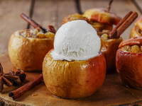 Запеченные яблоки с изюмом и ромом