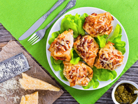 Кармашки из куриного филе с ветчиной и сыром