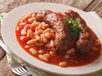 Зимнее жаркое из колбасок и фасоли