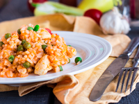 Рис с курицей и зеленым горошком