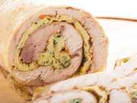 Куриный рулет с омлетом и ветчиной