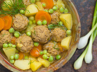 Суп с зеленым горошком и фрикадельками