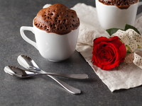 Шоколадный кекс в кружке на День святого Валентина