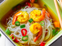 Китайский суп с рисовой лапшой и креветками