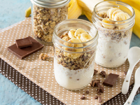 Йогурт с гранолой и бананами