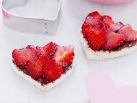 Сердечки с шоколадом и клубникой на День Валентина