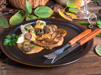 Стейк с грибным соусом