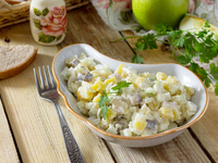 Зимний салат из сельди, яблок и картофеля