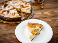 Творожная запеканка с консервированными абрикосами