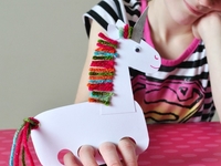 Поделки с детьми: веселая игрушка-единорог из картона