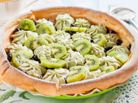 Датский блинчик с киви и взбитыми сливками