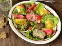Теплый салат из куриной печени: три вкусные идеи