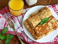 Блины на Масленицу с брынзой и лососем