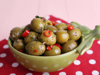 Маринованные оливки с чесноком и зеленью