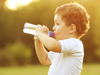 Как приучить ребенка пить воду