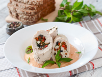 Куриные рулетики с болгарским перцем и маслинами