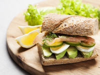 Полезный завтрак: сэндвич с авокадо и лососем