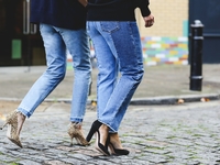 Как носить трендовые джинсы, когда тебе за 30