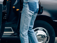 DIY: как сделать самые модные джинсы сезона