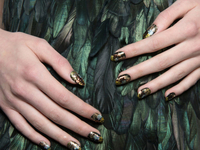 Новый тренд в маникюре: блестящая мозаика