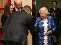 Елизавета ІІ вышла в свет в ярком образе