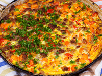 Картофельная пицца с помидорами и беконом