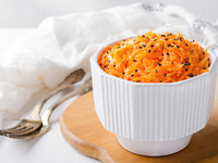 Постный морковный салат с кунжутом