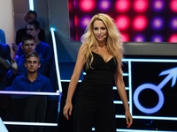 Оля Полякова станцевала стриптиз на съемках шоу
