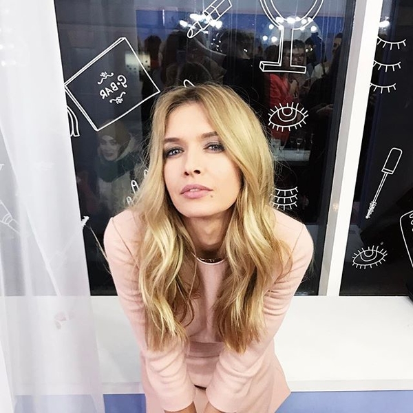 Вера Брежнева похвасталась пышной грудью в элегантном наряде