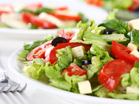 Зеленый весенний салат с маслинами и сыром