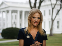 Сеть "взорвали" фото советницы Трампа в неприличной позе