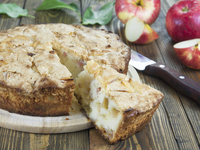 Шарлотка с творогом и яблоками