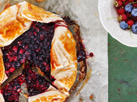 Постная галета с малиной и черникой