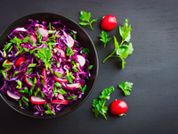 Весенний салат из капусты и редиса