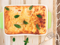 Несладкая творожная запеканка с зеленью и помидорами